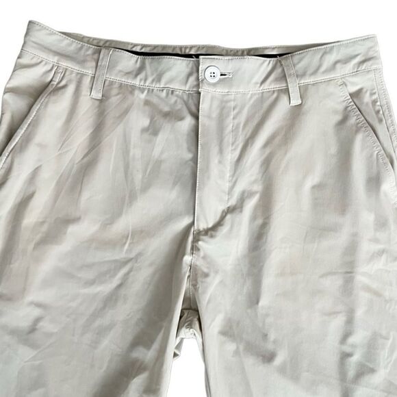 Kenneth Cole Golf polyester ivory short with elastic inside waistband, size 32. - Picture 2 of 6